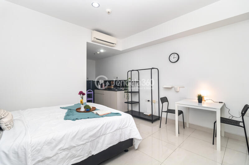 Bedroom 1BR The Crest West Vista Puri Apartment at Middle Floor
