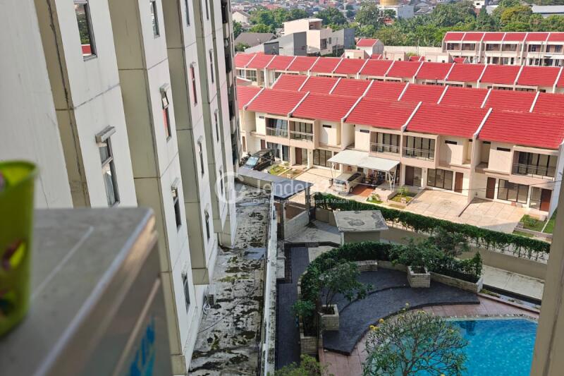 Balcony 2BR victoria square cimone tangerang Apartment at Low Floor