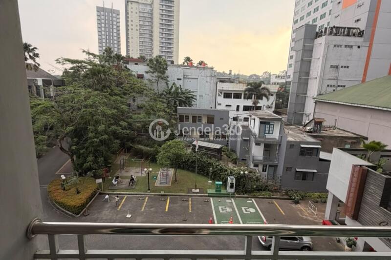 Balcony Elegant Studio Apartment Low Floor with  View at Galeri Ciumbuleuit Apartment