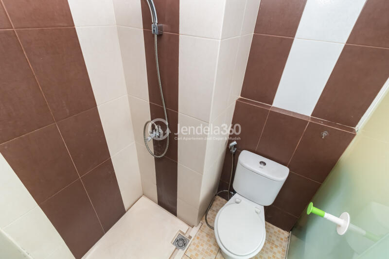 Bathroom Simply Look Studio Apartment at Saladdin Mansion Middle Floor
