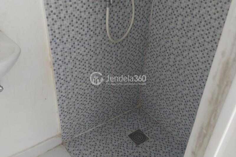 Bathroom Studio Apartment with  View at Aeropolis Residence 3