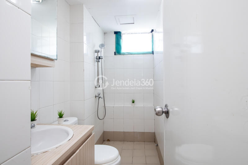 Bathroom High Floor 3BR Apartment with city View at Bassura City Apartment