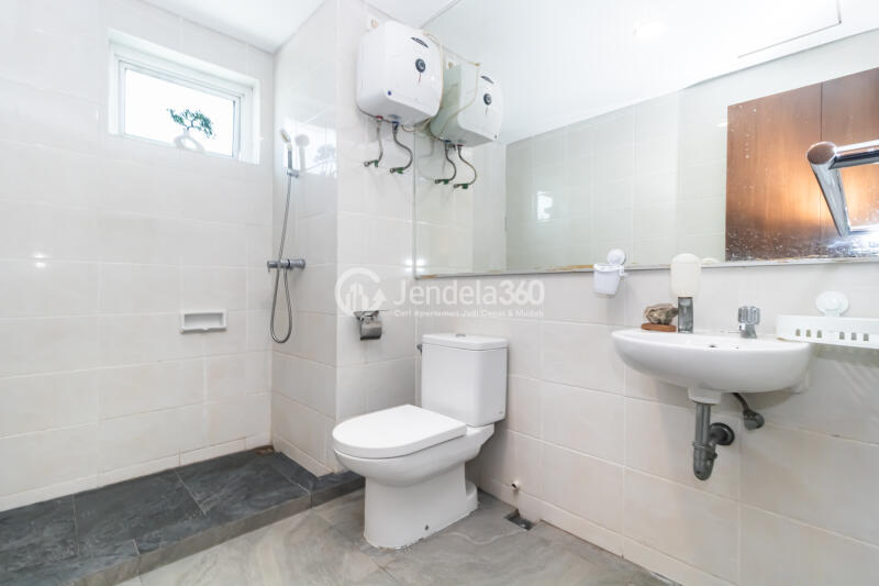 Bathroom 2BR Apartment with  View at Green Bay Pluit Apartment