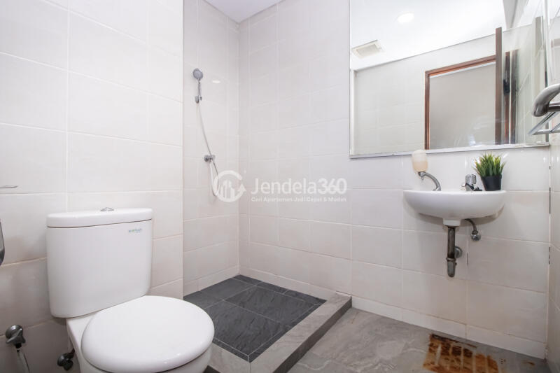 Bathroom 2BR Apartment with  View at Green Bay Pluit Apartment