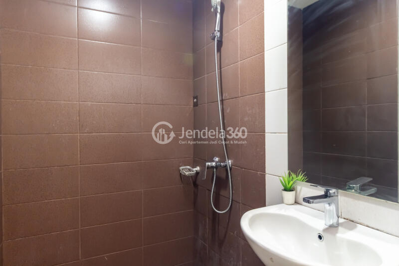 Bathroom Low Floor Studio Apartment with city View at Puri Orchard Apartment