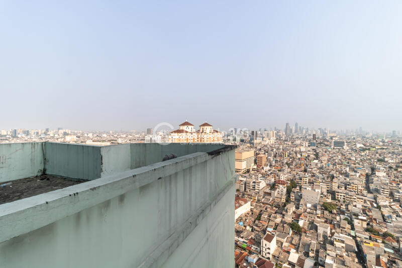 Balcony Homey 2BR Apartment High Floor with City View at Green Central City Apartment