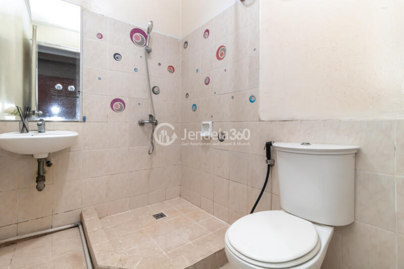 Bathroom Homey 2BR Apartment High Floor with City View at Green Central City Apartment
