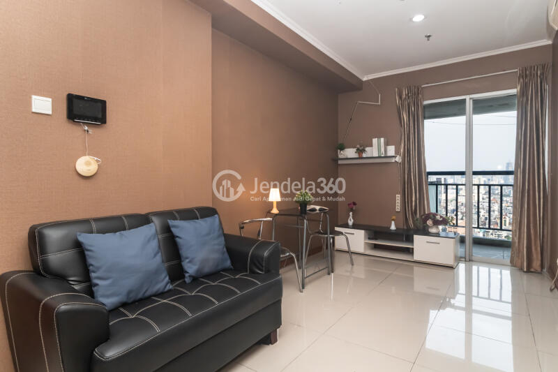 Living Room Homey 2BR Apartment High Floor with City View at Green Central City Apartment