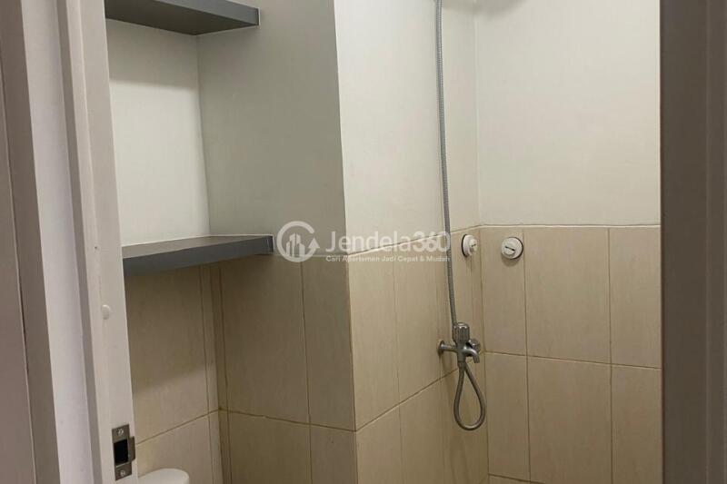 Bathroom 2BR Podomoro Golf View Apartment at Low Floor
