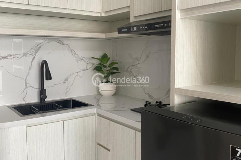 Kitchen 2BR Podomoro Golf View Apartment at Low Floor