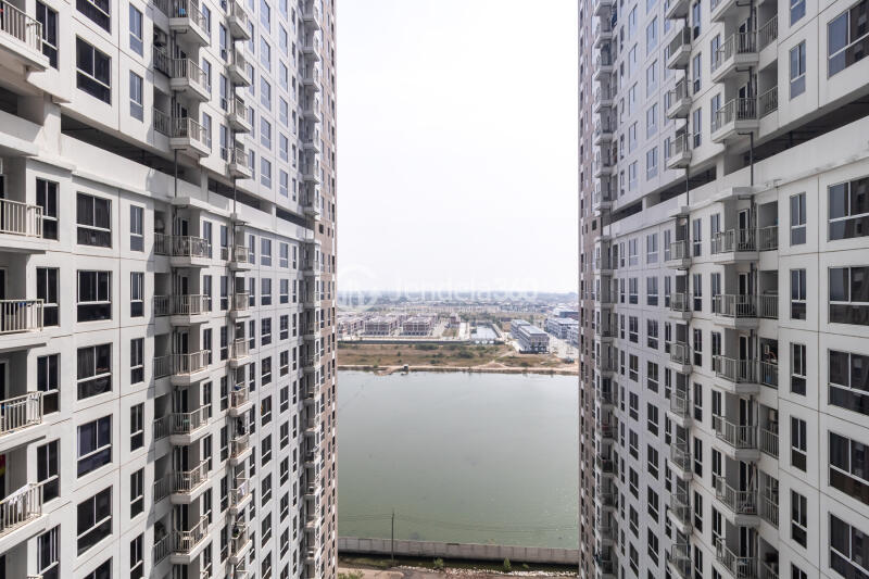 Balcony Lovely Studio Apartment Middle Floor with City View at Tokyo Riverside Apartment