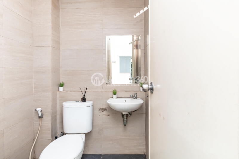 Bathroom 2BR Pakubuwono Terrace Apartment at Tower North