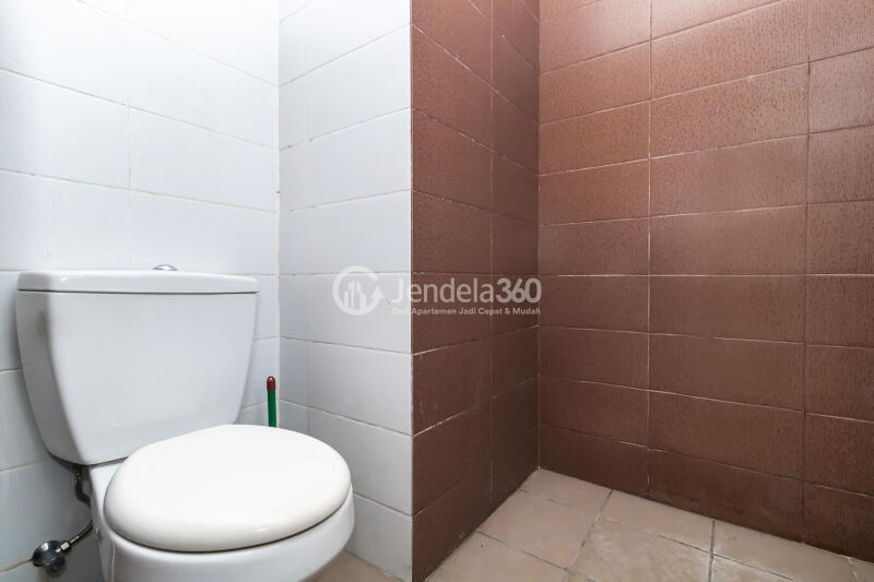 Bathroom Studio Puri Orchard Apartment at Tower Orange Groove