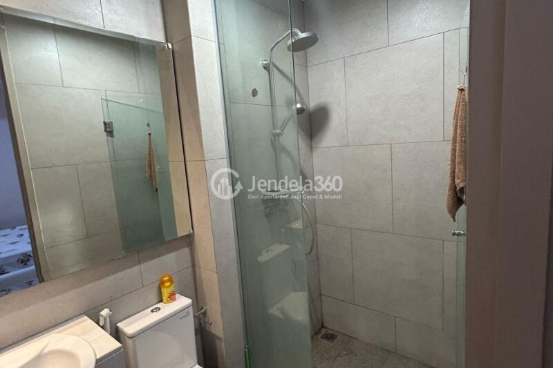 Bathroom Restful 3BR Apartment Middle Floor with City View at Menara Jakarta Apartment