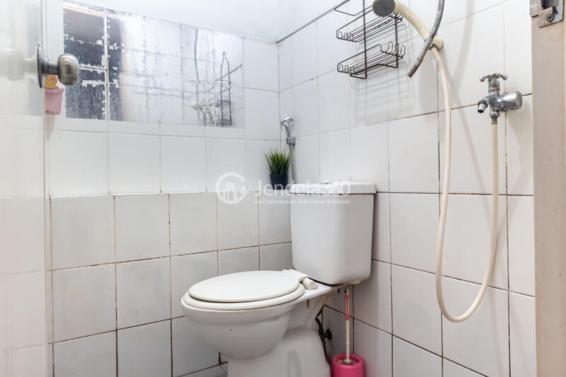 Bathroom 2BR Apartment with City View at Kalibata City Apartment
