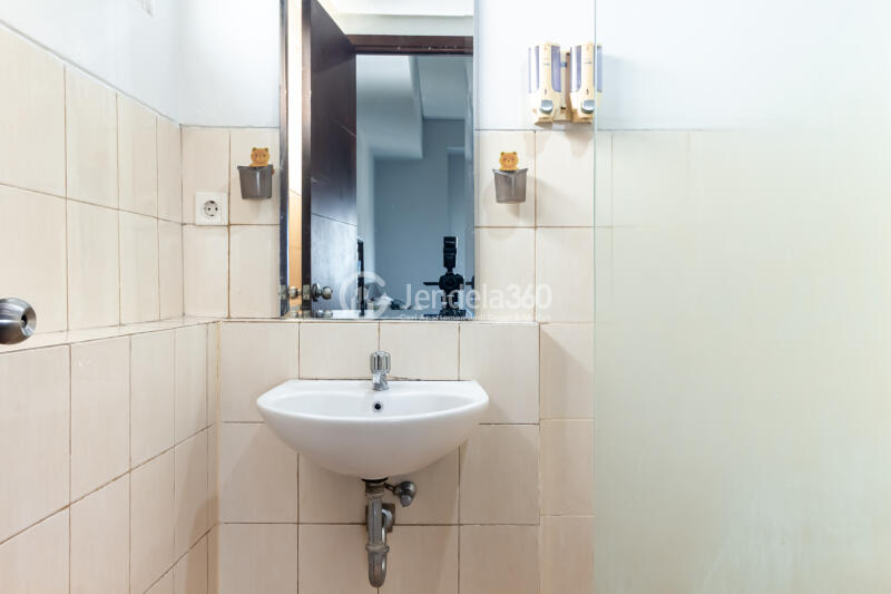 Bathroom High Floor 3BR Apartment with city View at Aspen Residence Apartment