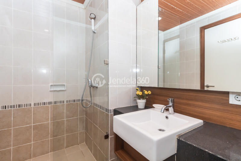 Bathroom 2BR Sahid Sudirman Residence Apartment at Low Floor