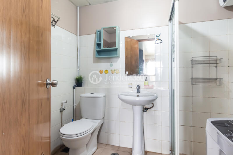 Bathroom Low Floor 2BR Apartment with  View at The 18Th Residence Taman Rasuna