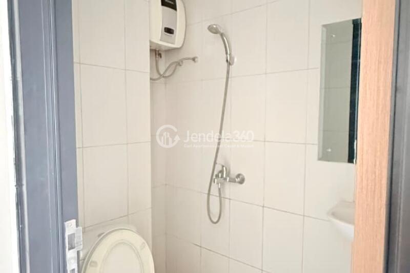 Bathroom Comfortable Studio Apartment Low Floor with  View at Monroe Jababeka Apartment