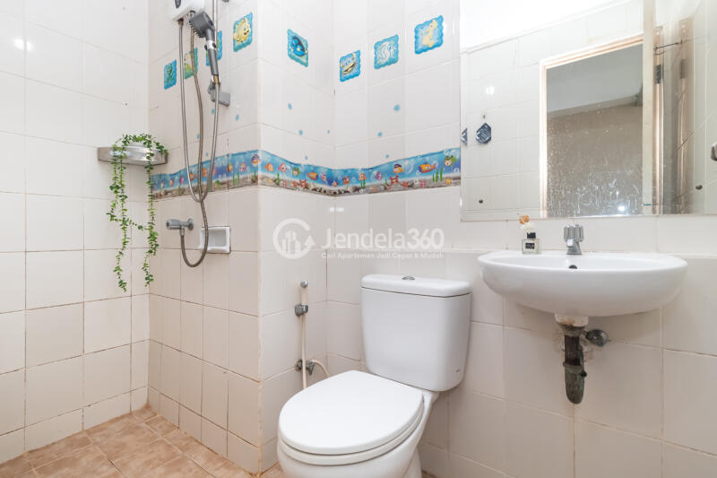 Bathroom Cozy Studio Apartment Low Floor with  View at Season City Apartment