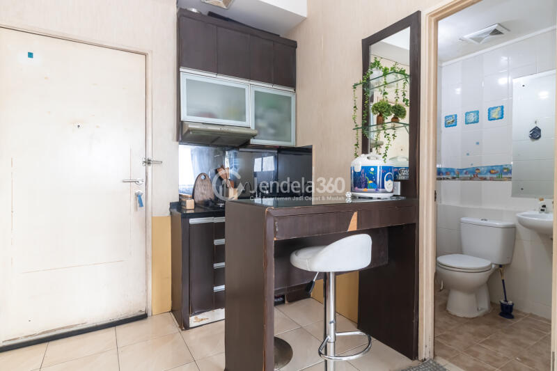 Kitchen Cozy Studio Apartment Low Floor with  View at Season City Apartment