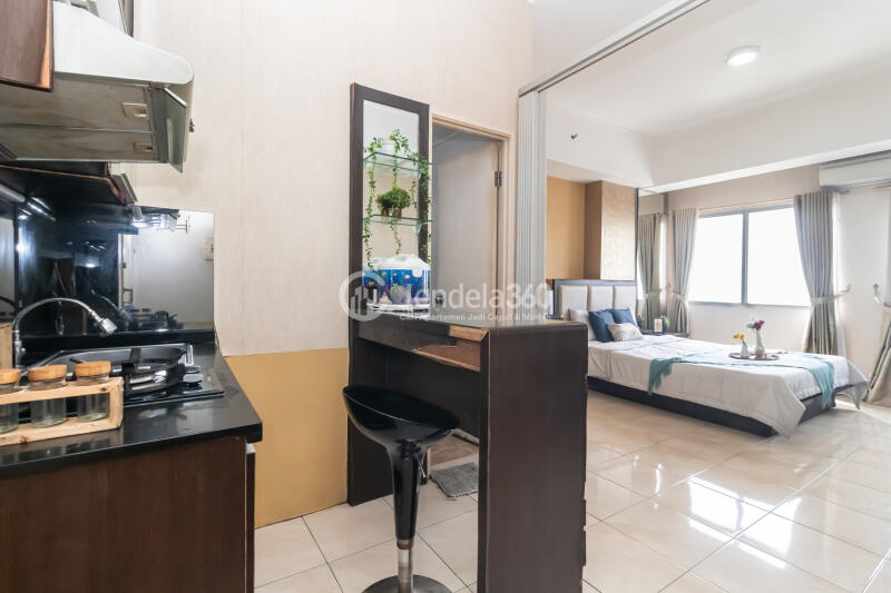 Kitchen Cozy Studio Apartment Low Floor with  View at Season City Apartment