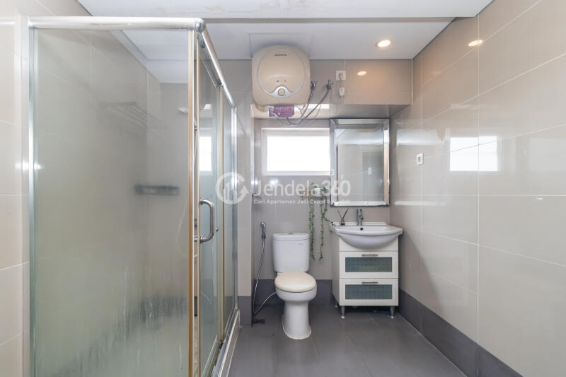 Bathroom Decorative 3BR Apartment at Maqna Residence Low Floor