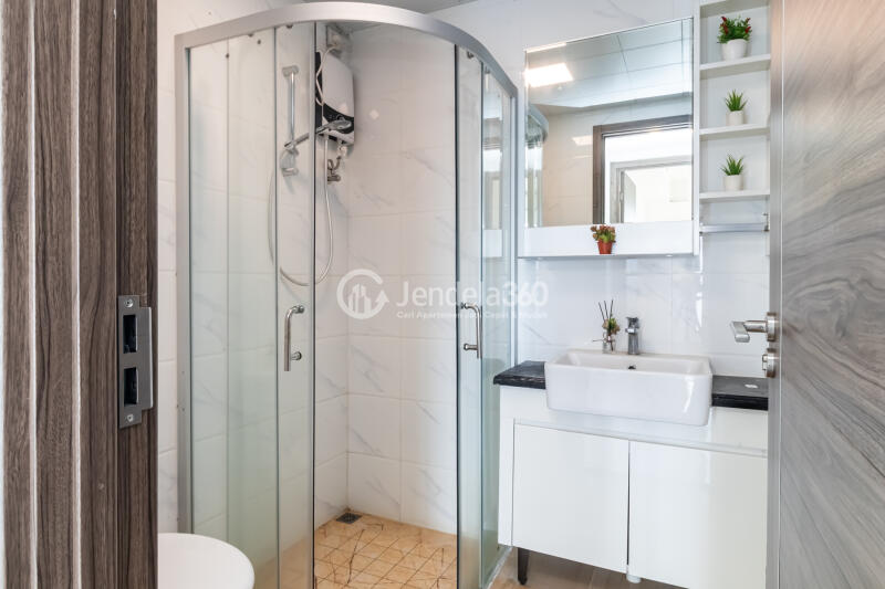Bathroom 3BR Sky House BSD Apartment at Middle Floor