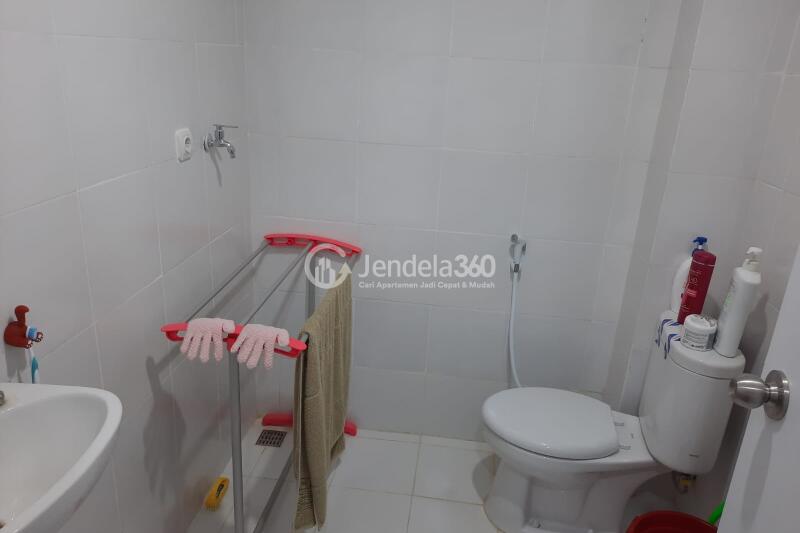 Bathroom Best Deal Studio Apartment at Paltrow City Apartment Low Floor