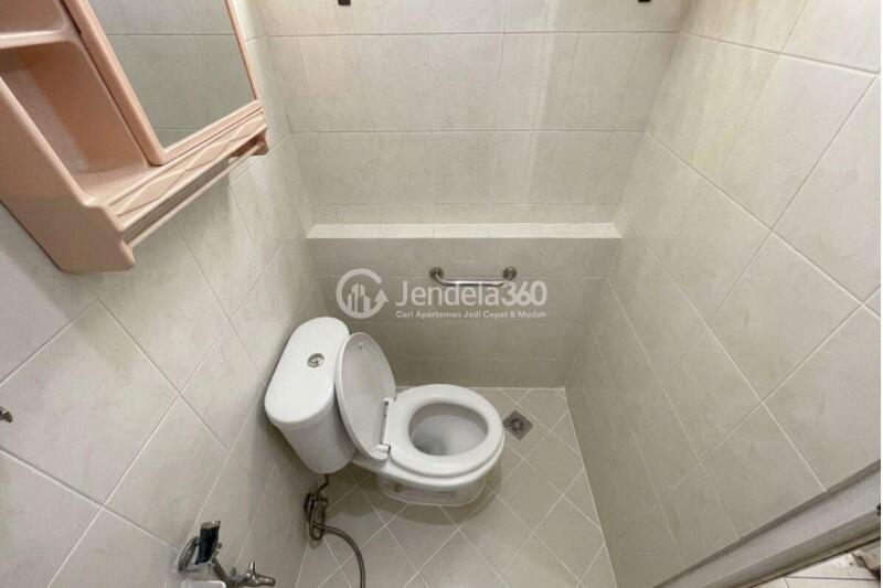 Bathroom Good Deal Studio Apartment Middle Floor with City View at Bintaro Park View