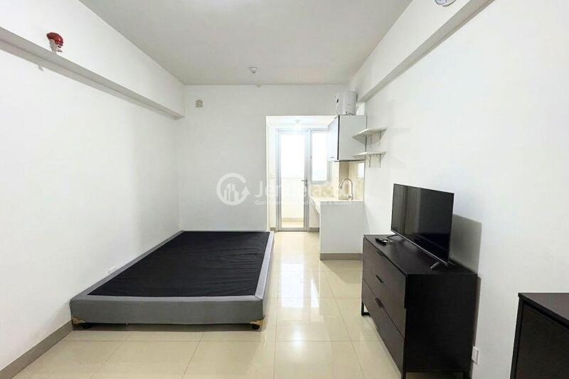 Bedroom Good Deal Studio Apartment Middle Floor with City View at Bintaro Park View