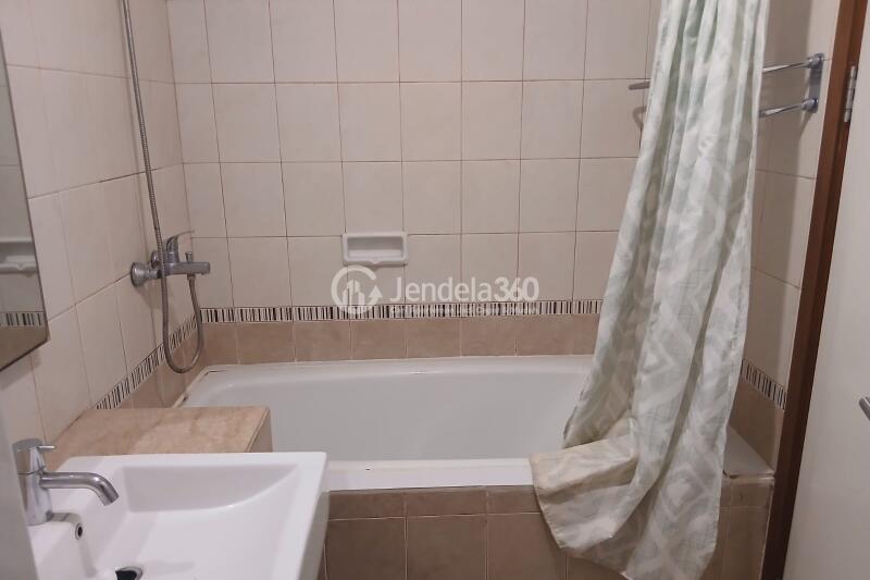 Bathroom 2BR Apartment with City View at Sahid Sudirman Residence