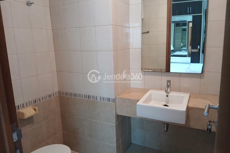 Bathroom 2BR Apartment with City View at Sahid Sudirman Residence