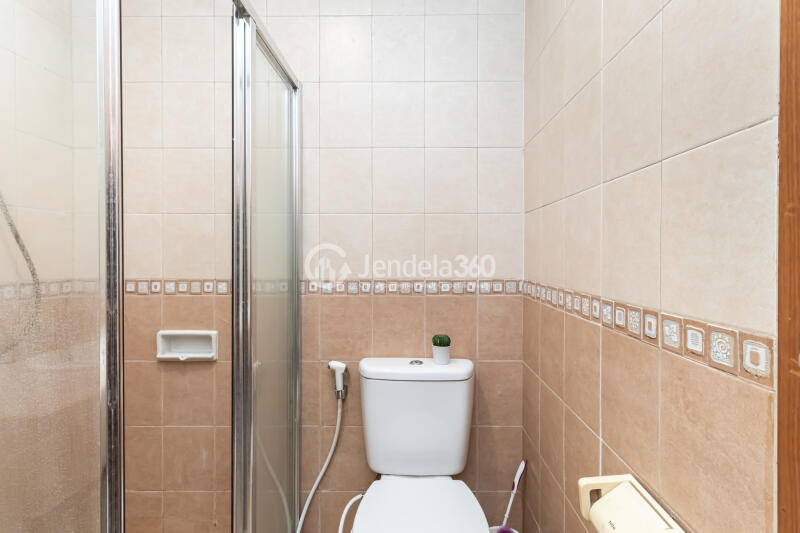 Bathroom 2BR Hamptons Park Apartment at High Floor