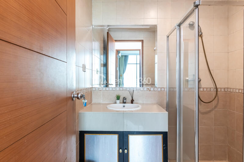 Bathroom 2BR Hamptons Park Apartment at High Floor