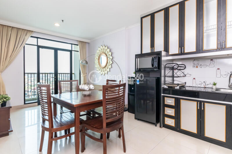 Dining Room 2BR Hamptons Park Apartment at High Floor