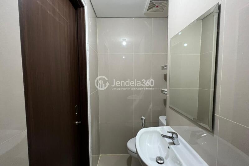 Bathroom Studio Apartment with  View at Transpark Cibubur Apartment