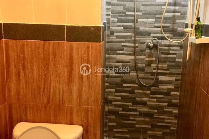 Bathroom 1BR Apartment with City View at Sudirman Park Apartment