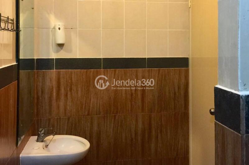Bathroom 1BR Apartment with City View at Sudirman Park Apartment