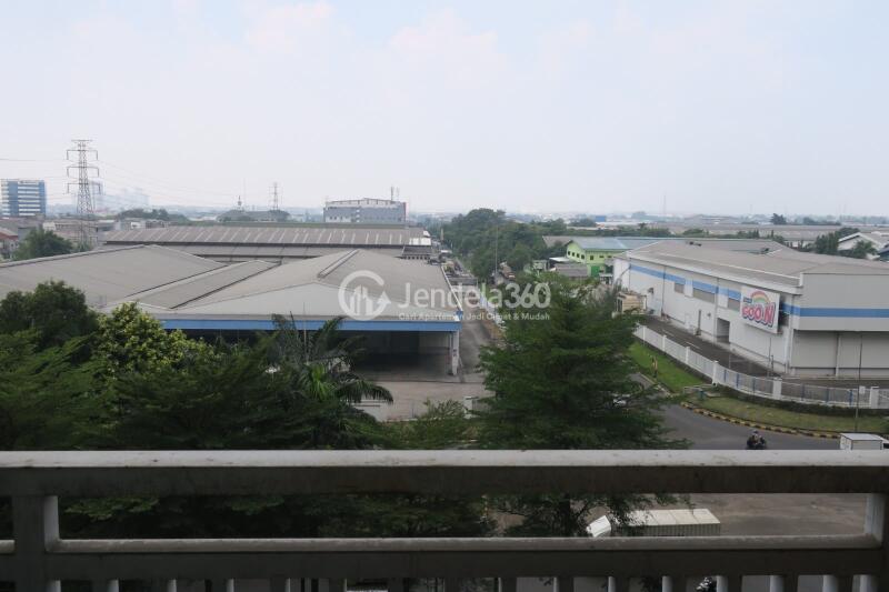 Balcony Compact 1BR Apartment at Trivium Terrace Low Floor