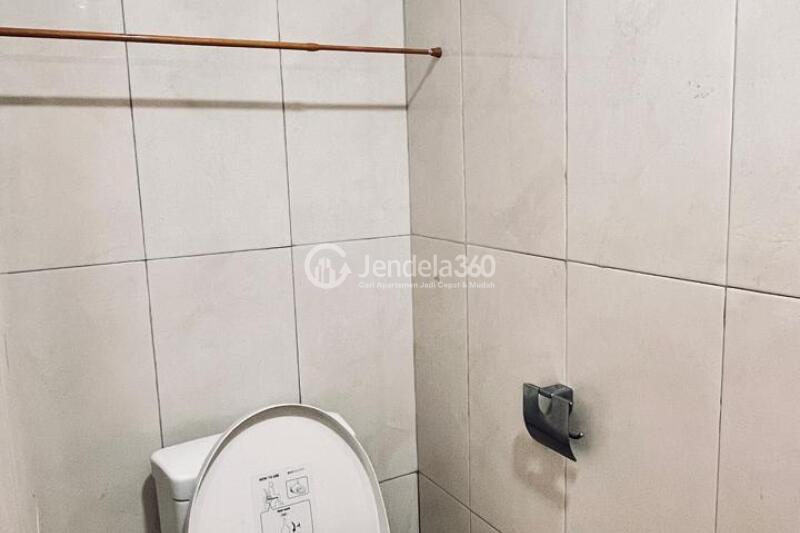 Bathroom Compact 1BR Apartment at Trivium Terrace Low Floor