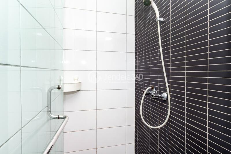 Bathroom 2BR Taman Rasuna Apartment at Tower 3