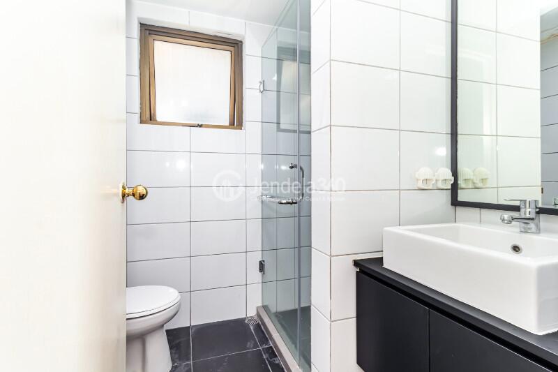 Bathroom 2BR Taman Rasuna Apartment at Tower 3