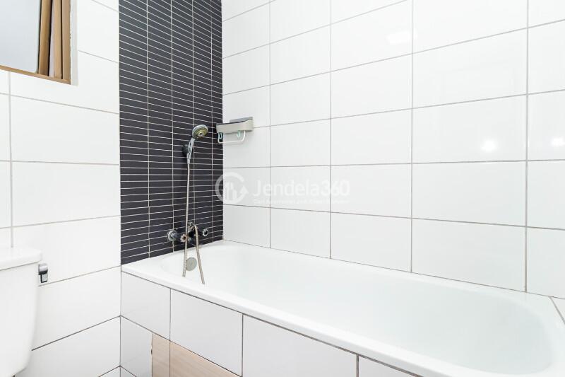 Bathroom 2BR Taman Rasuna Apartment at Tower 3