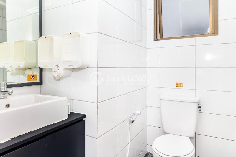 Bathroom 2BR Taman Rasuna Apartment at Tower 3
