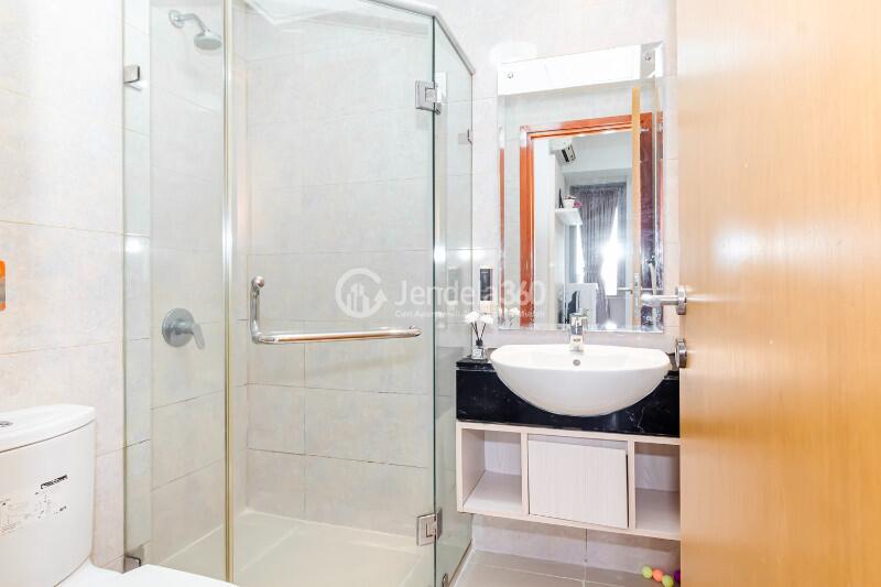Bathroom High Floor 2BR Apartment with city View at The Mansion Kemayoran Bougenville
