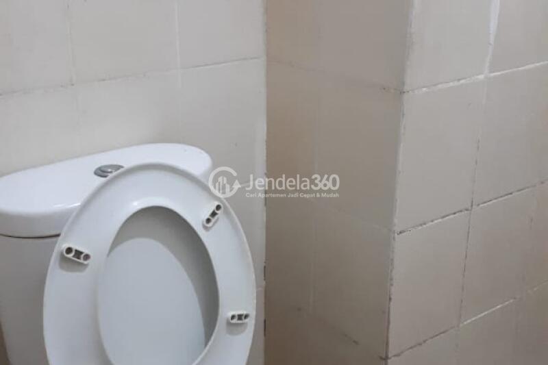 Bathroom Best Deal Studio Apartment at City Garden Apartment Low Floor