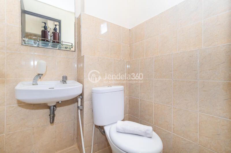 Bathroom High Floor Studio Apartment with City & Pool View at Kebagusan City Apartment
