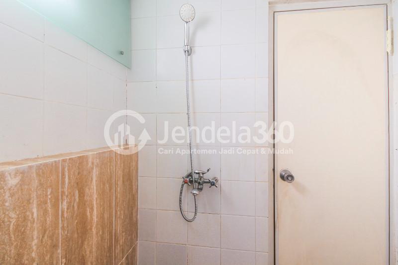Bathroom Low-Cost Studio Apartment with City View at Kebagusan City Apartment