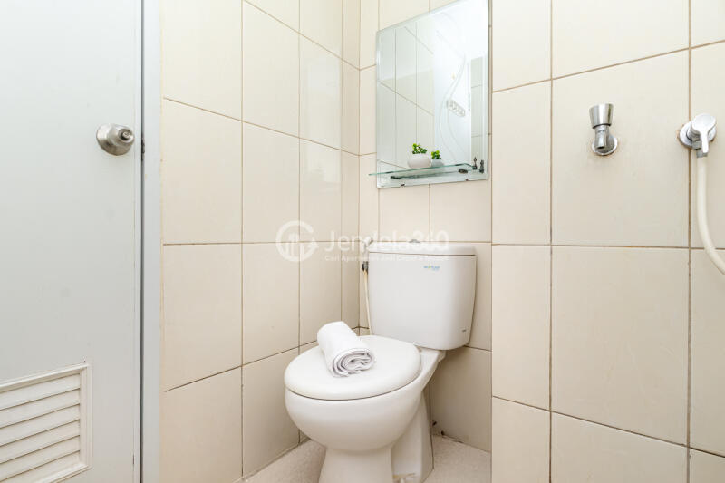 Bathroom Affordable Studio Apartment Close to Bekasi Train Station at The Springlake Summarecon Apartment, High Floor